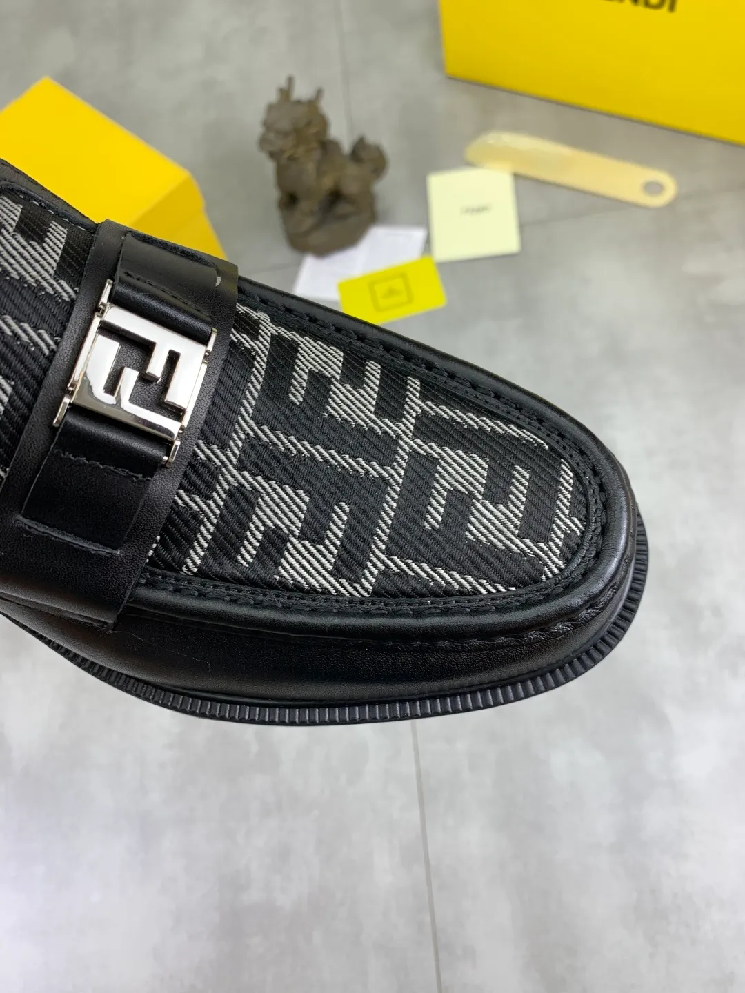​Men's shoes 💰P480💰[New model] Water dyed cowhide 🆘 The latest FENDI (Fendi) new casual leather shoes 🕶️🕶️Simple routing effect, showing an elegant and cool driving shoe 🎬Made of Italian 🇮🇹 imported calfskin + first-layer water-dyed cowhide lining🐂Excellent material🎬Detailed workmanship 🤗Comfortable foot feel➰➰. ​Pair it with any outfit to show your taste and temperament, low-key luxury ♻️Design ​simple and elegant ​noble and fashionable 🍃​Very loved and favored by trendy men 💓❤️Size: 38-44 2⃣️colors available